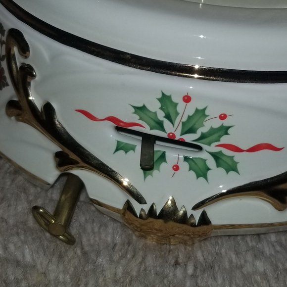 LENOX CAROUSEL SANTA REINDEER PORCELAIN HOLIDAY CHRISTMAS  LENOX CAROUSEL SANTA REINDEER PORCELAIN HOLIDAY CHRISTMAS MUSICAL CENTERPIECE